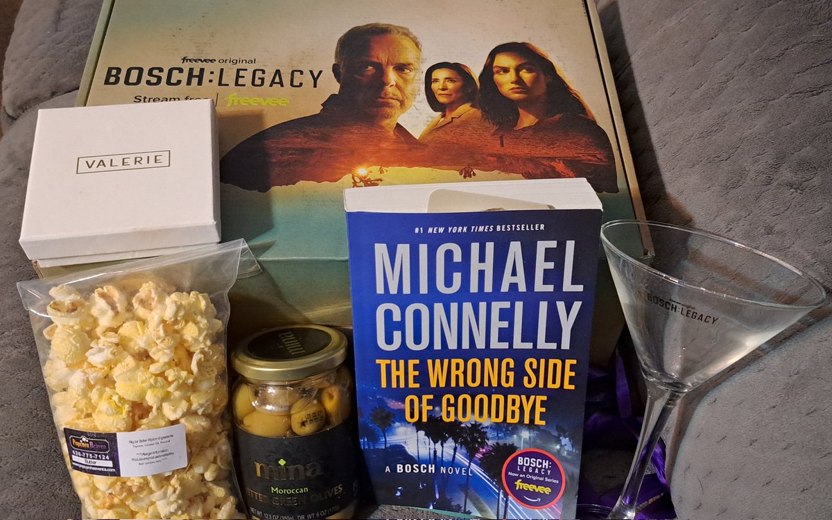 ElisaAd97652349's tweet photo. Thank you @gofooji for an amazing box of goodies! #BoschLegacy #Fooji #ValerieChocolatier #Martini https://t.co/38HvVa3jmN