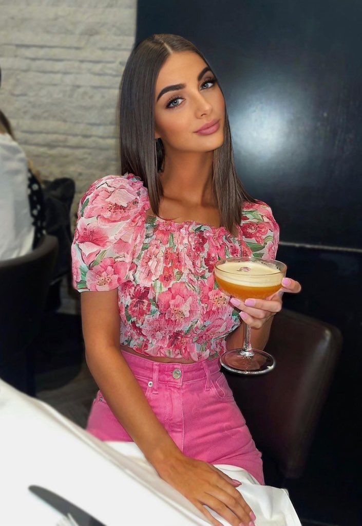 wilddemegan's tweet photo. Lunch date with me? Where are we eating?  😇 https://t.co/tb7SLFcIY3