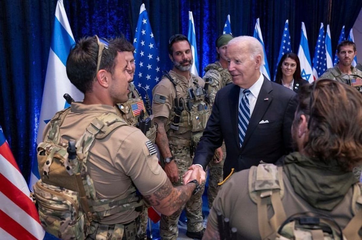 laderechadiario's tweet photo. 🇺🇸 | Papelón histórico de la Casa Blanca: Subieron una foto de Biden saludando a la Delta Force, los soldados más de élite del Ejército de los Estados Unidos, sin tapar las caras.

Inmediatamente fue borrada y re-subida con sus caras tapadas, pero la foto quedó. https://t.co/cOFjCmSeTi