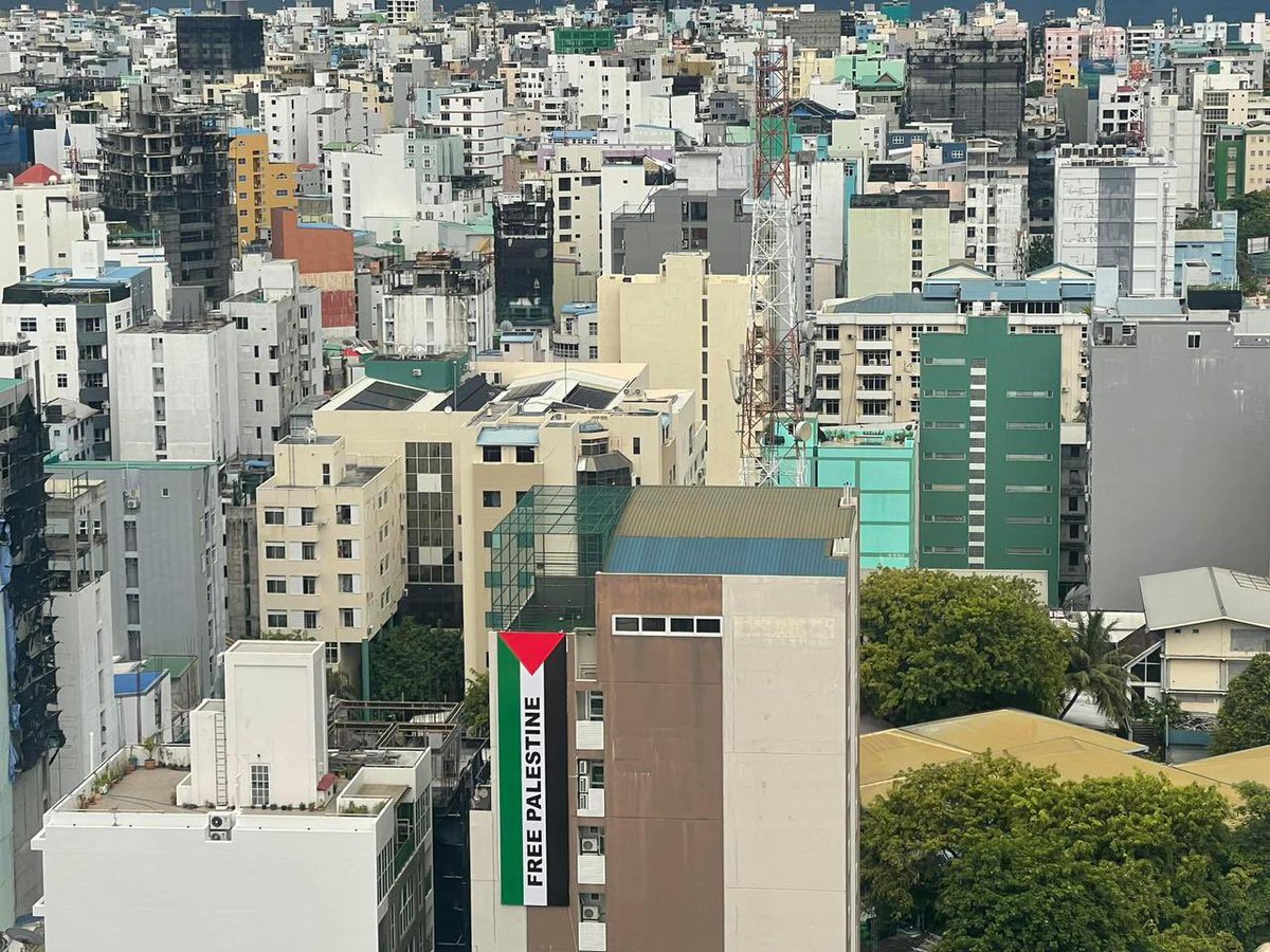 mbybs's tweet photo. A huge #FreePalestine banner is seen hung from the private residence of the HE President Elect of Maldives Dr. @MMuizzu https://t.co/bFkZGjYUQO