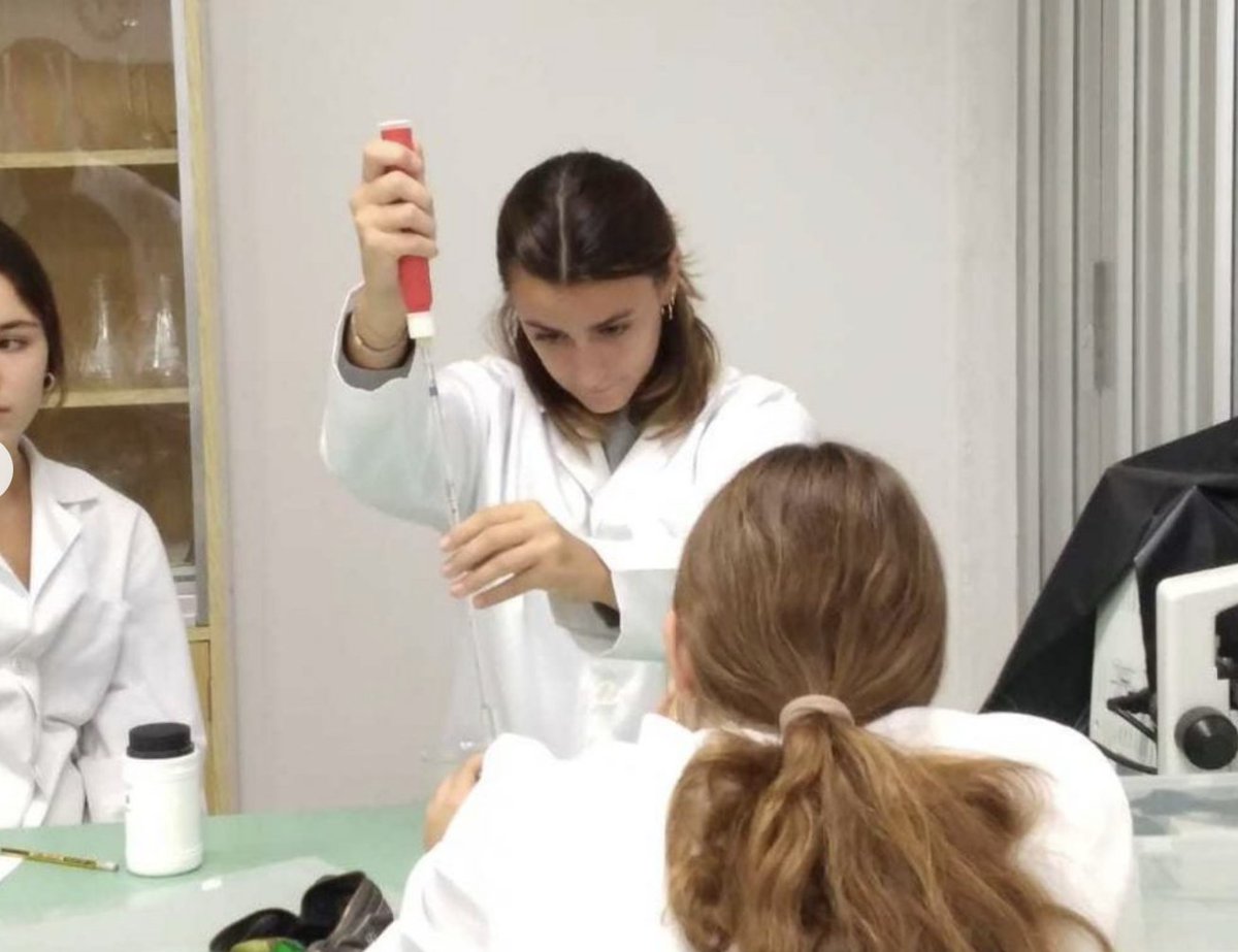 montessoripalau's tweet photo. Els alumnes de Biologia de BTL2 han realitzat pràctiques relacionades amb la detecció de biomolècules. Quines contindrà aquesta mostra? 🧪🥼 #Montessori https://t.co/tUMJQA1Upl
