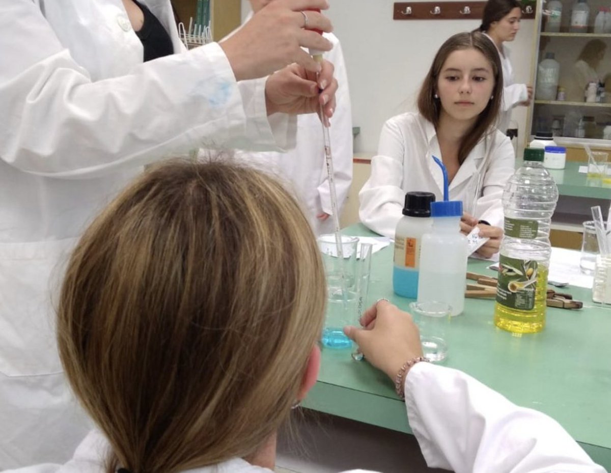 montessoripalau's tweet photo. Els alumnes de Biologia de BTL2 han realitzat pràctiques relacionades amb la detecció de biomolècules. Quines contindrà aquesta mostra? 🧪🥼 #Montessori https://t.co/tUMJQA1Upl