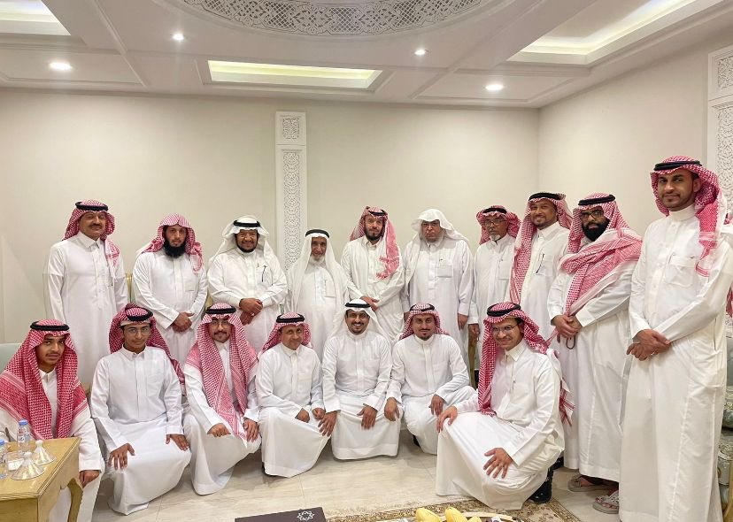 lmNnsakm's tweet photo. قام #فريق_لن_ننساكم مغرب الثلاثاء ٢/ ٤/ ١٤٤٥هـ بزيارة العم/ صالح بن عبدالرحمن الداود وهي الزيارة رقم " ٤٢ " للفريق. وشعر الفريق بمدى سعادته وهو يحكي قصصه وذكرياته، وفي نهاية الزيارة قدّم أ.عبدالإله الدخيل باسم الفريق هدية كرمز للوفاء، وشكراً له على حفاوة الاستقبال وكرم الضيافة 🌹 https://t.co/yRaA1s8xR0