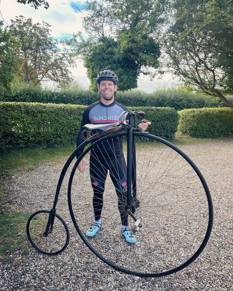 How would you react if you saw someone casually riding a penny-farthing down the street? 😅

casonator75 wears the 'Sundried Peloton Men's Long Sleeve Cycle Jersey' and the 'Sundried Peloton Men's Training Bib Tights'

Photo by lycracliquecc 

#cycling #cyclist #cyclekit #cycle