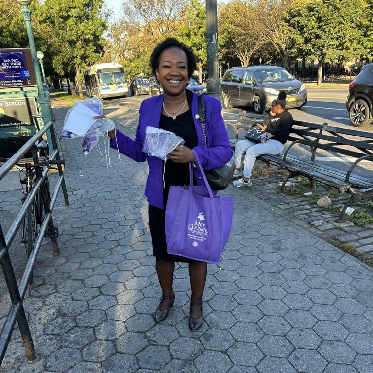 Let’s stand together #WashingAwayViolence💜 Thank you to all the incredible elected officials and volunteers giving out resources today for #NYCGoPurple Day to spread awareness of survivors of intimate partner violence!

#PurpleThursday  #DVAM2023 #AwarenessHelpHope