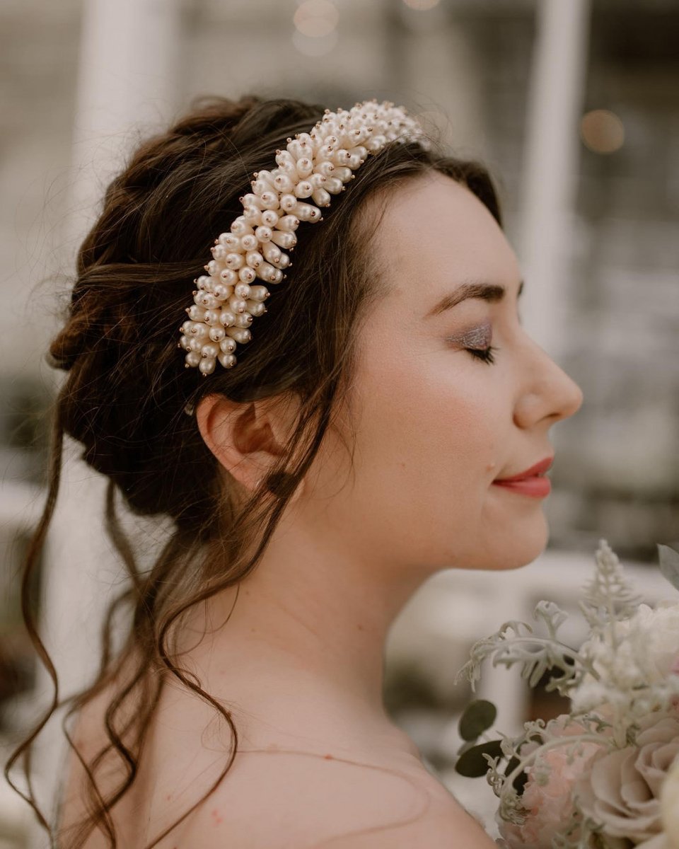 Pearl-encrusted headband and a touch of metallic glimmer on the lids. @tonisearlebridal specialises in "hair, makeup and glitter for the cool, bold and unique" and we are so here 👏 for 👏 it 👏!

ℹ️ Pro portfolio: makemebridal.co.uk/wedding-hair-a…