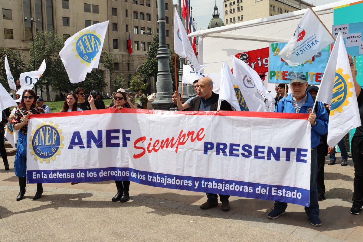 anefchile's tweet photo. 🤝Dirigentes nacionales de la ANEF nuevamente apoyaron la movilización y demandas de la ANEIICH y AFIICH.
#ANEFPresente #SIIEnParo https://t.co/Jd4CKhxqqh