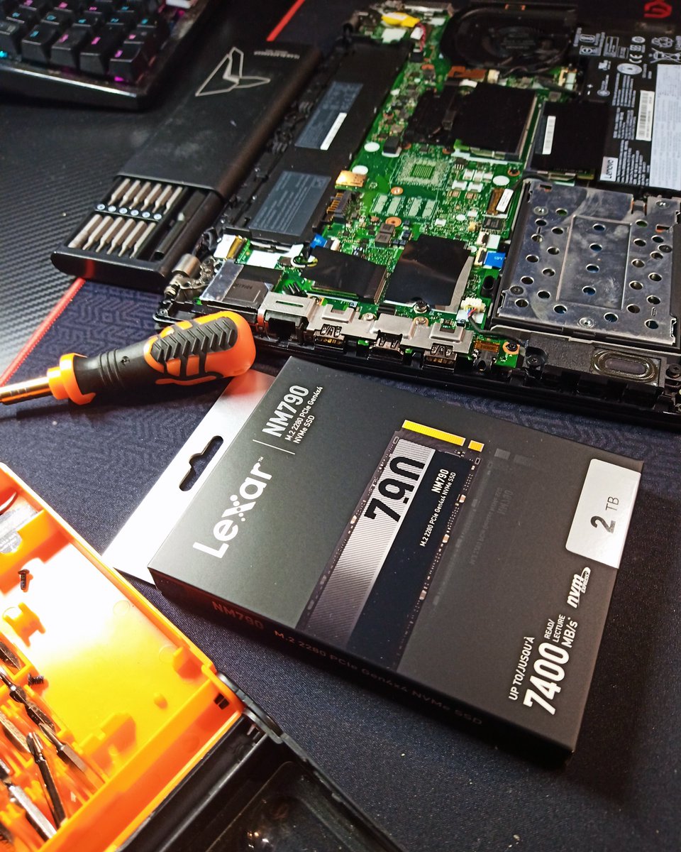 KurainguUrufu's tweet photo. A typical day in the life of an IT technician. π₯οΈ Yes, I know the Lexar 790 is a bit of an overkill for the Lenovo T480, but don't ask me how it turned out this way π
#TypicalIT #T480 #Upgrade https://t.co/bcLXBWuS74
