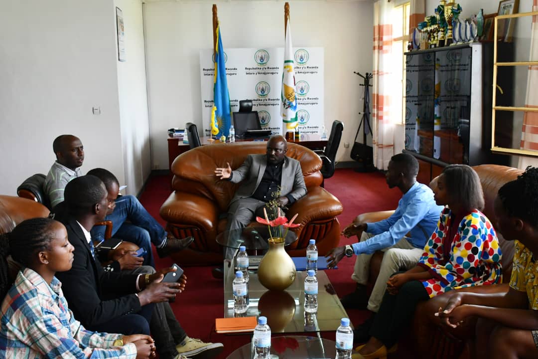 DUSAF12's tweet photo. Uyumunsi kwitariki 19 ukwakira Guverineri wa @RwandaNorth   yakiriye  Komite yabanyeshuri biga muri Kaminuza y’ urwanda batuye mu ntara yamajyaruguru, baturutse muri association @DUSAF12 
Yijeje ubufatanye muguteza imbere intara yabo Y’amajyaruguru. https://t.co/xEjubSvxEA