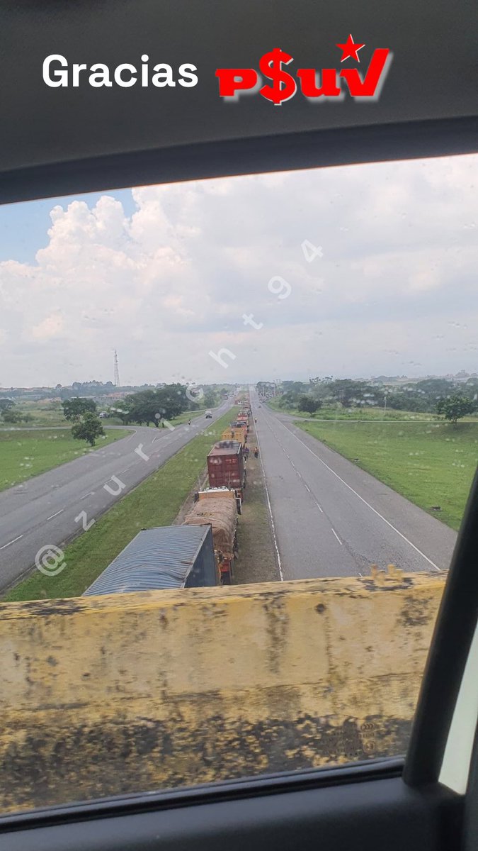 zuricht94's tweet photo. PORTUGUESA
Continúan las largas colas y horas de espera para surtir GAS-OIL en la autopista José Antonio Páez. Cientos de camiones cargados de maíz, arroz y otros cereales están parados en el medio de la autopista esperando para surtir y entregar la carga, todo el país está en las mismas condiciones.

No importa cuanto traten de ocultar la terrible situación en que se encuentra Venezuela, cuantos INFLUENCERS compren para mentirle al mundo o cuantos empleados tengan distribuyendo FAKE en las redes sociales, la verdad es una y es esta, una Venezuela destruida en socialismo, gente que ve en el suicidio, la prostitución, la mendicidad y la inmigración una salida a sus problemas.

El socialismo ha demostrado en 24 años que son una plaga en cualquier país donde se instala, lamentablemente hay individuos poco instruidos, falta de ética y corruptos que se prestan para generar una falsa sensación de estabilidad ante el mundo.
Esto no se está arreglando ni se va a arreglar mientras la plaga roja esté en el poder.