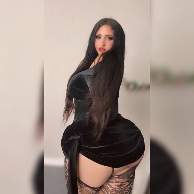 Morticia Addams cosplay 🖤🥀 which is your fave?  Check the comments for more of Me 👀⬇️ https://t.co/C