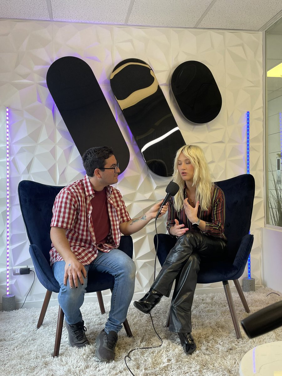 Collage (@agencia_collage) on Twitter photo Tarde de entrevistas con Vesta Lugg por el lanzamiento de su nuevo single “11 mil kilómetros”🎵✨
<a href="/WMChile/">Warner Music Chile 💚💜</a> Tarde de entrevistas con Vesta Lugg por el lanzamiento de su nuevo single “11 mil kilómetros”🎵✨
<a href="/WMChile/">Warner Music Chile 💚💜</a>