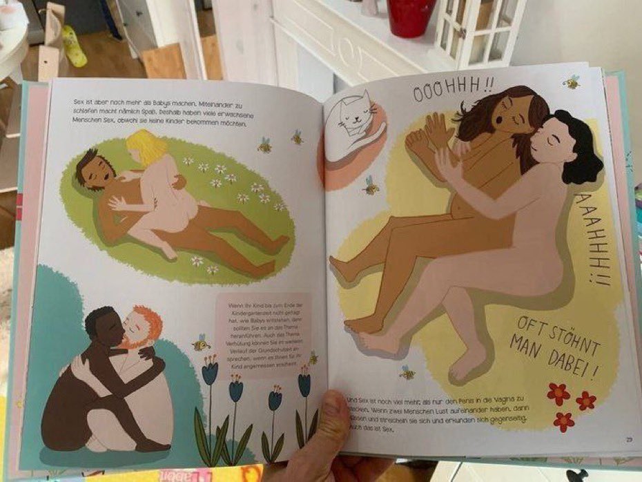 Golden_violet7's tweet photo. Señores esta es una bajeza lo que están haciendo en las escuelas, promoviendo esta clase de basura.

Por medio de esta clase de libros los maestros están sexualizado a nuestros niños en las escuelas.

Dejemos a los niños disfrutar de su pureza y cuando ellos sean mayores, que decidan lo que quieren hacer.

Protejamos a nuestros hijos.

#NoAlaIdeilogiaDeGénero 
#SoloExistenDosGeneros 
#DejemosALosNiñosElegir