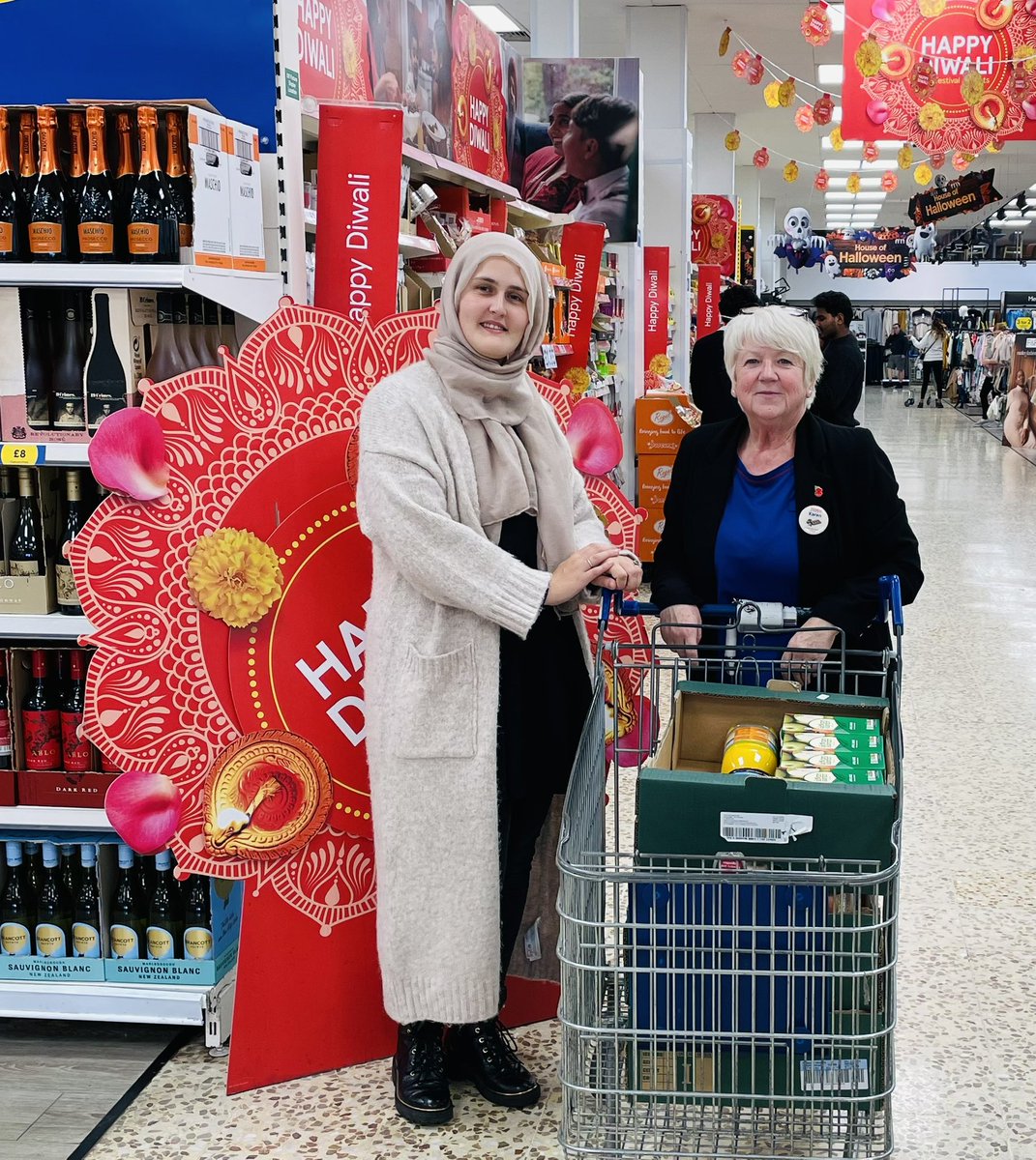 KarenLinley_'s tweet photo. Lovely to see Shana from @CILuton today and donate refreshments from @Tesco Dunstable for breakfast clubs taking place during half term 💙❤️ https://t.co/NEULxZNacp