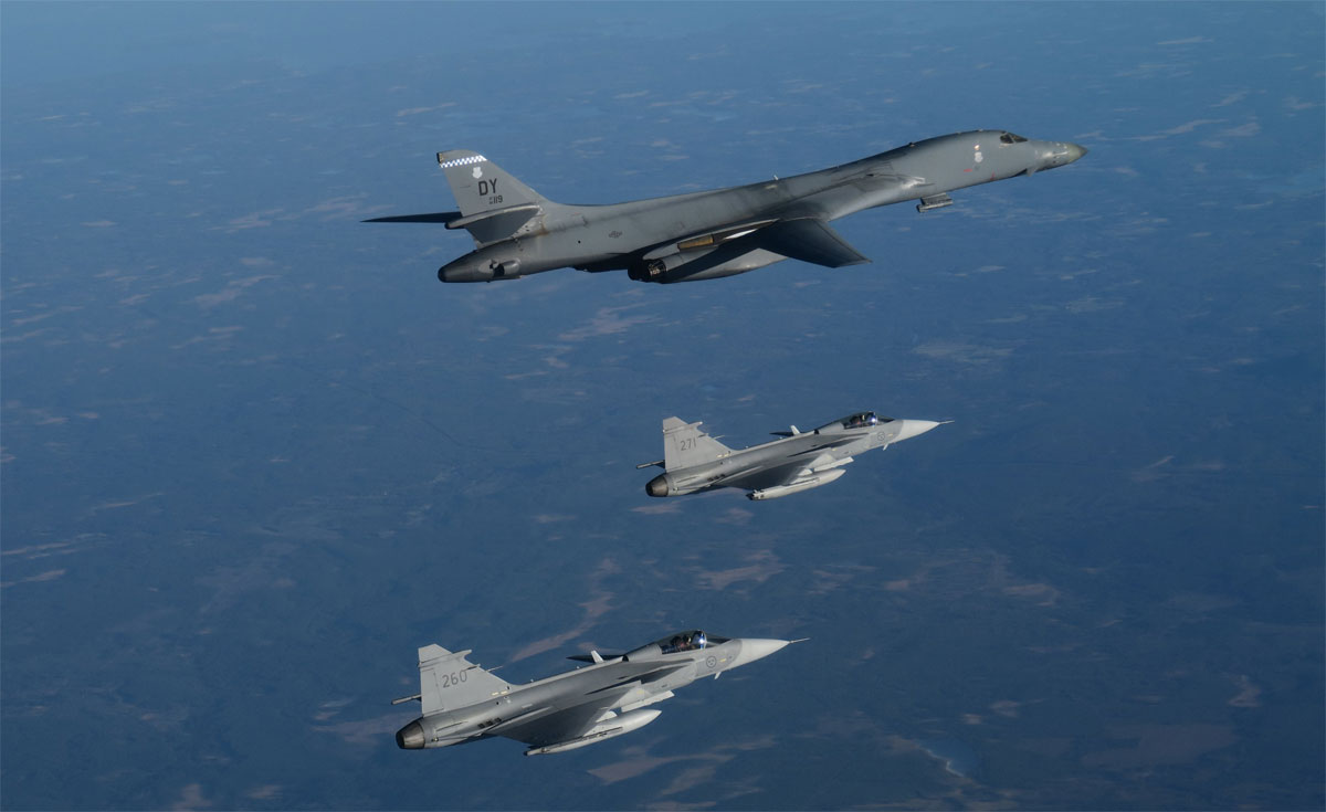 lentopostifi's tweet photo. Ruotsin Gripenit suojasivat USAF:n B-1B Lanceria - harjoitusvastustajan roolissa Suomen F/A-18 Hornetit https://t.co/4zw4QzdHzl #USA 🇺🇸#FISE 🇫🇮🇸🇪 #ilmavoimat #USAF #SweAF #flygvapnet #turpo #säkpol https://t.co/zSzCKrDcyW