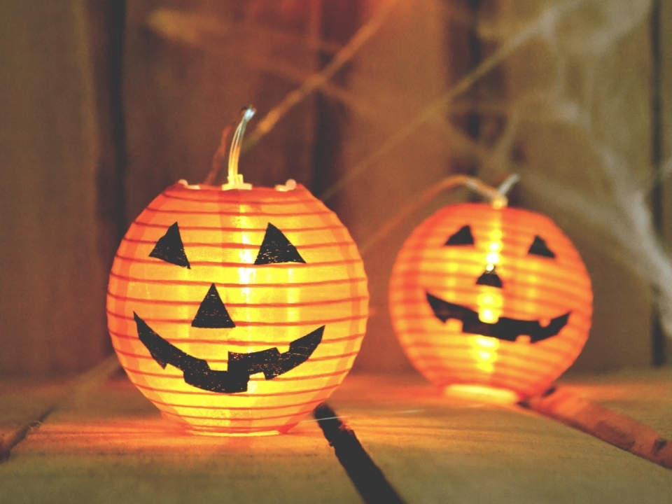 DonnerLakeVilla's tweet photo. Come one, come all to celebrate #Halloween in #Truckee at #DonnerLakeVillage. Close to exciting entertainment in downtown #TruckeeCA, this is the best place to stay for the #HalloweenParade. Get your costumes ready and join us for Trick-or-Treat!https://t.co/QC9G0seq6Q https://t.co/HfINYIov58