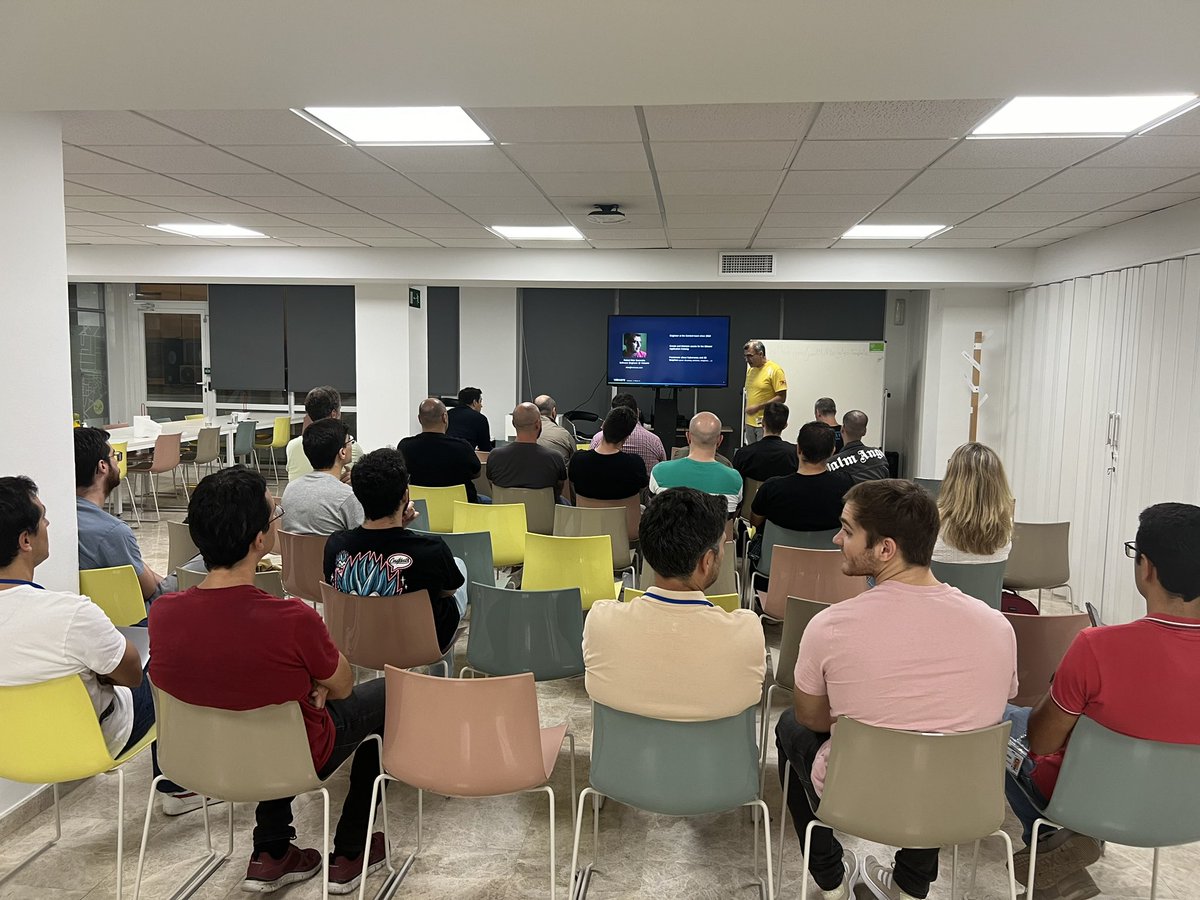 carlosrh_92's tweet photo. A pesar del mal tiempo, aquí estamos en las oficinas de @bitnami aprendiendo con Juan y Rafa sobre #Kubernetes, #MachineLearning, #JupyterHub, #gitops https://t.co/NVXSvB0t5g