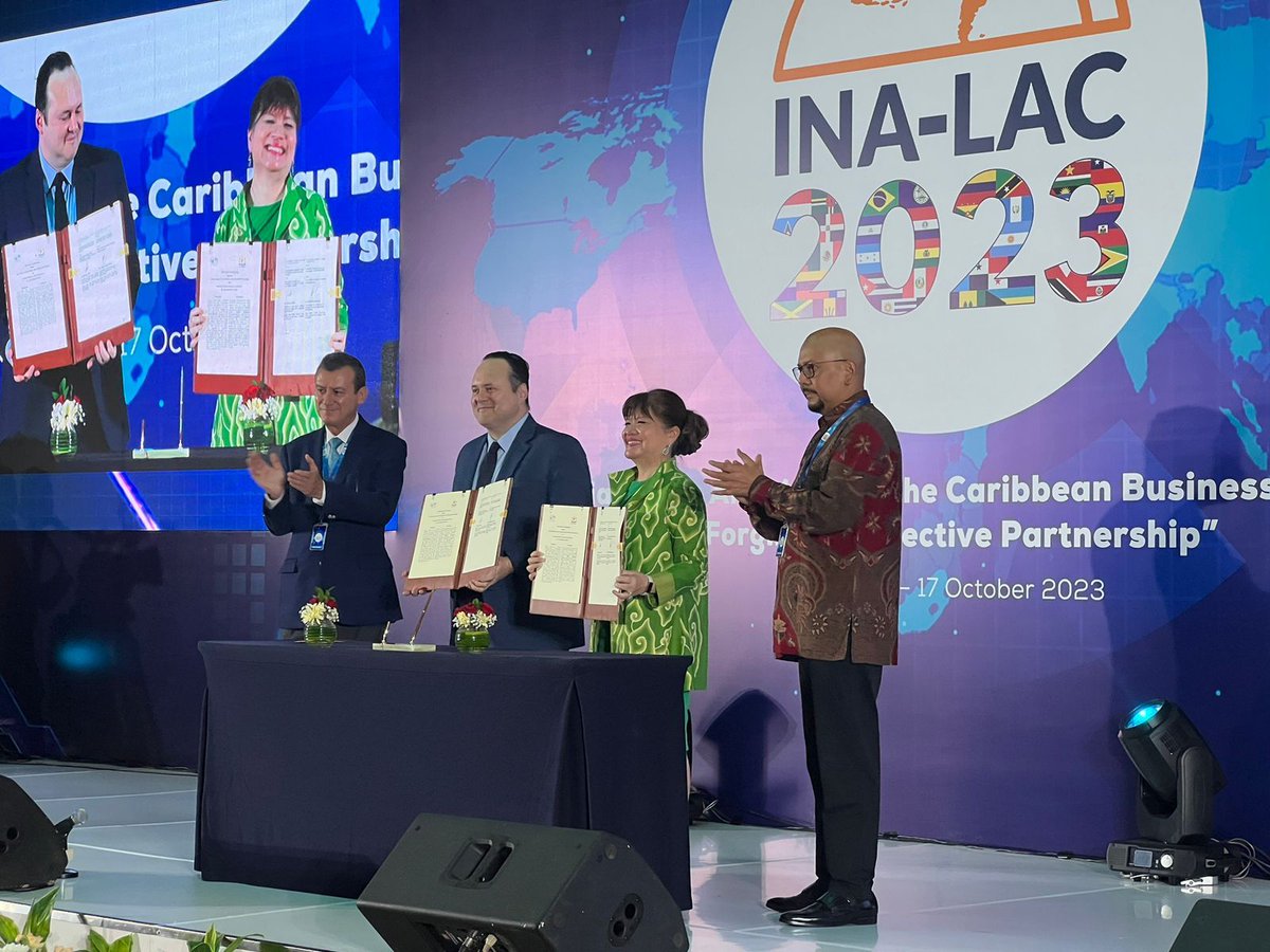 ComceOficial's tweet photo. La firma fue ejecutada por la Sra. Shinta Widjaja Kamdani como Vicepresidenta de KADIN y por @stephane_mich Presidente para el Sudeste de Asia del @ComceOficial en presencia de S.E. Pahala Nugraha Mansury, Viceministra de Relaciones Exteriores de #Indonesia. https://t.co/mBZ1XDanfx