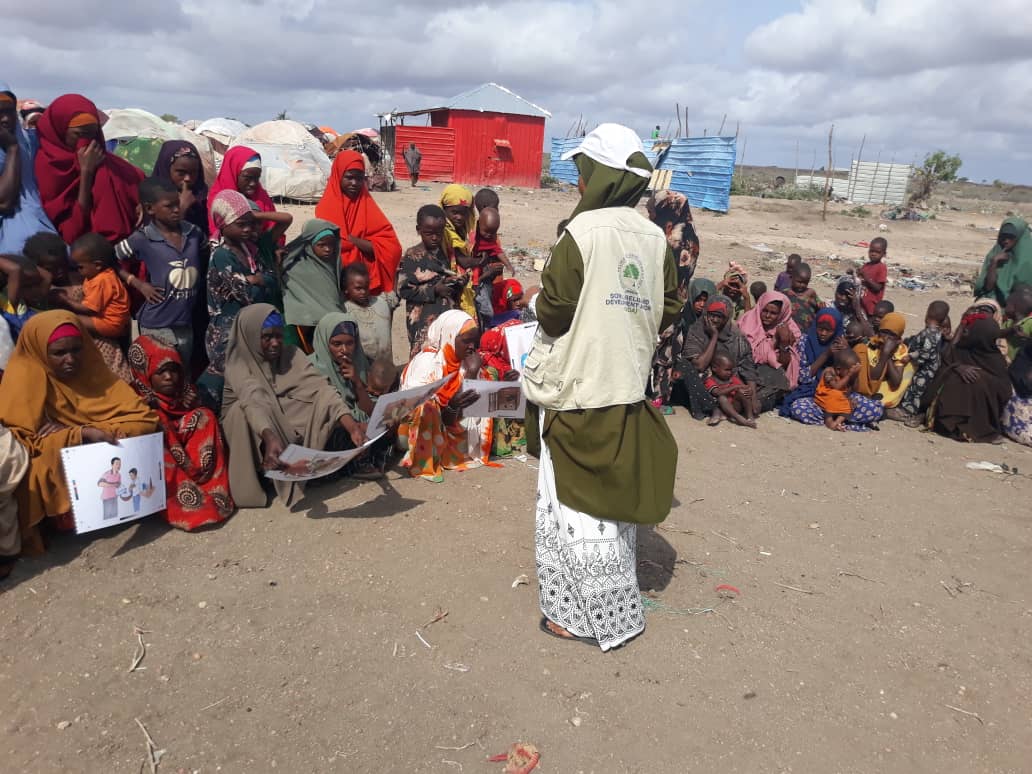 ReliefSomali's tweet photo. #Hygiene promotion is essential at times #water scarcity as well as during floodings or #ElNino. Our hygiene promoters are in the #frontlines to mobilize communities in 🏥🏫and in the #rural villages in #Buurhakaba. @WVSomalia @WASHCluster_Som https://t.co/bpPC7tQ5aK