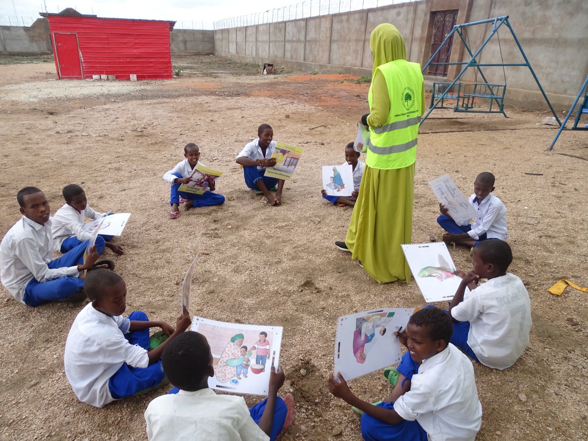ReliefSomali's tweet photo. #Hygiene promotion is essential at times #water scarcity as well as during floodings or #ElNino. Our hygiene promoters are in the #frontlines to mobilize communities in 🏥🏫and in the #rural villages in #Buurhakaba. @WVSomalia @WASHCluster_Som https://t.co/bpPC7tQ5aK