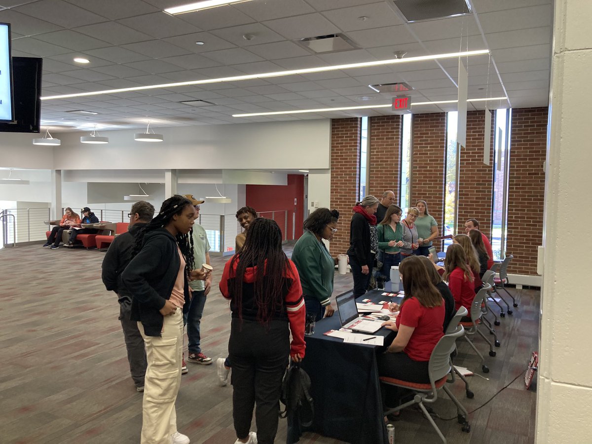 mrjeredp's tweet image. #PreviewDays at @MSUMoorhead in full swing!! Future students and their families are learning about the academics and the Dragon🐉 experience!