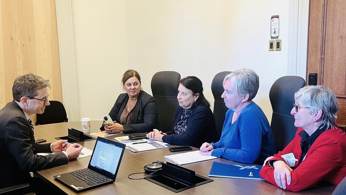AQOCI's tweet photo. Hier, Chantale Coulombe directrice du CÉSIQ, représentait l’AQOCI lors d’une journée de rencontres au Parlement organisée par le @RQACA
Nous avons pu rencontrer une dizaine d’élus ou leurs représentants et parler du #financement de nos organismes via le #NouveauQSF.
#SNACA https://t.co/2nrAzmU6Xx
