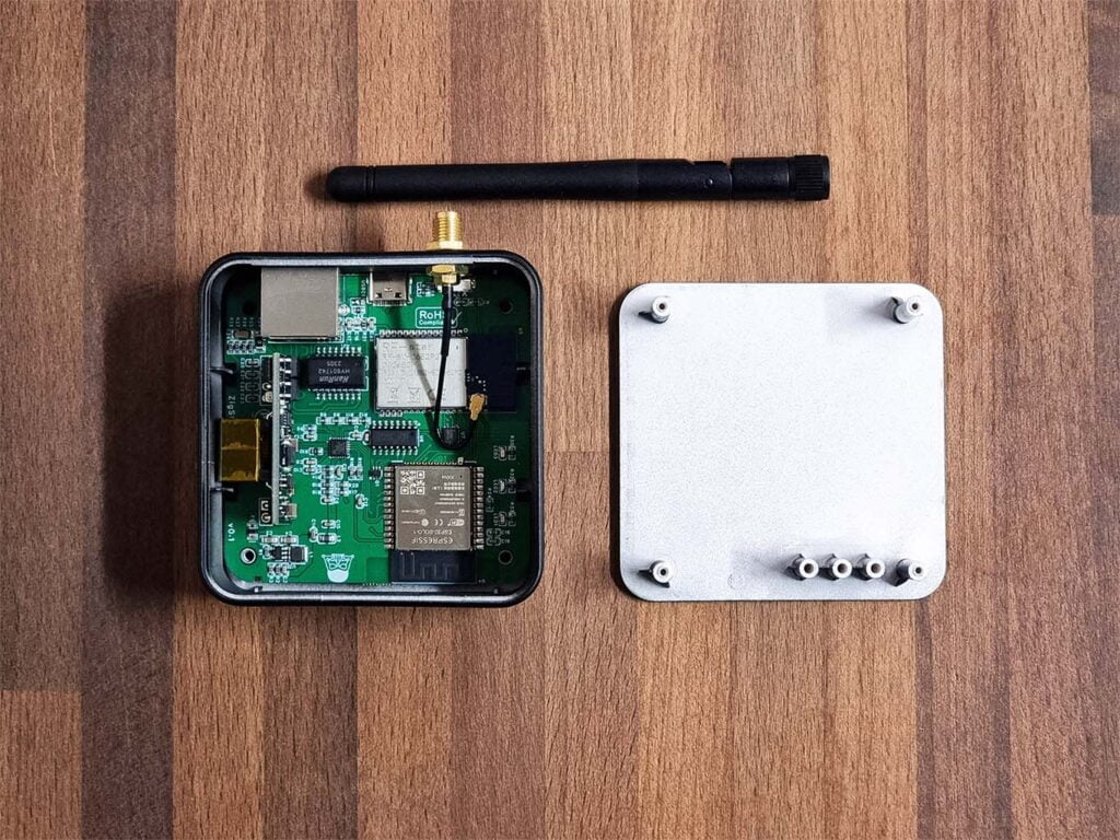 SmartHomeScene's tweet image. Inside the ZigStar UZG-01. Can be flashed with a combo Zigbee+Bluetooth firmware and be used as a proxy.
Only for the brave
#zigbee
#zigbee2mqtt
@zig_star4u