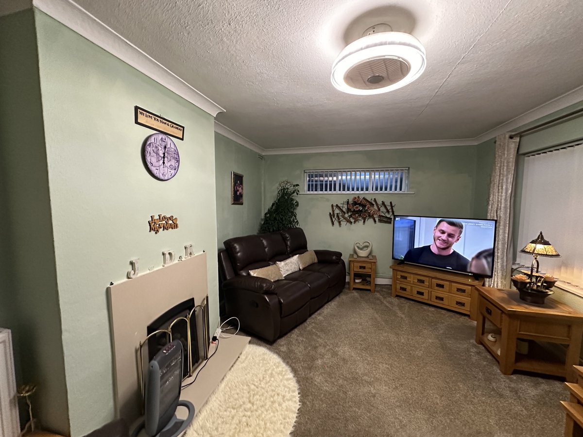 ExtraCarePro's tweet photo. Another house but the same colour as yesterday.  Completed in a day. https://t.co/M8MB8hVOXQ