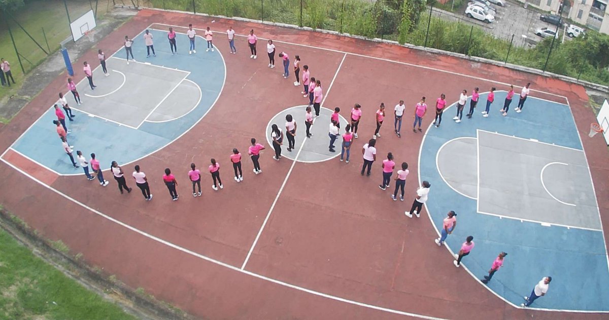 Réalisation d'un noeud géant avec quelques élèves pour la journée  #OctobreRose avec la vie scolaire 👍🏼.