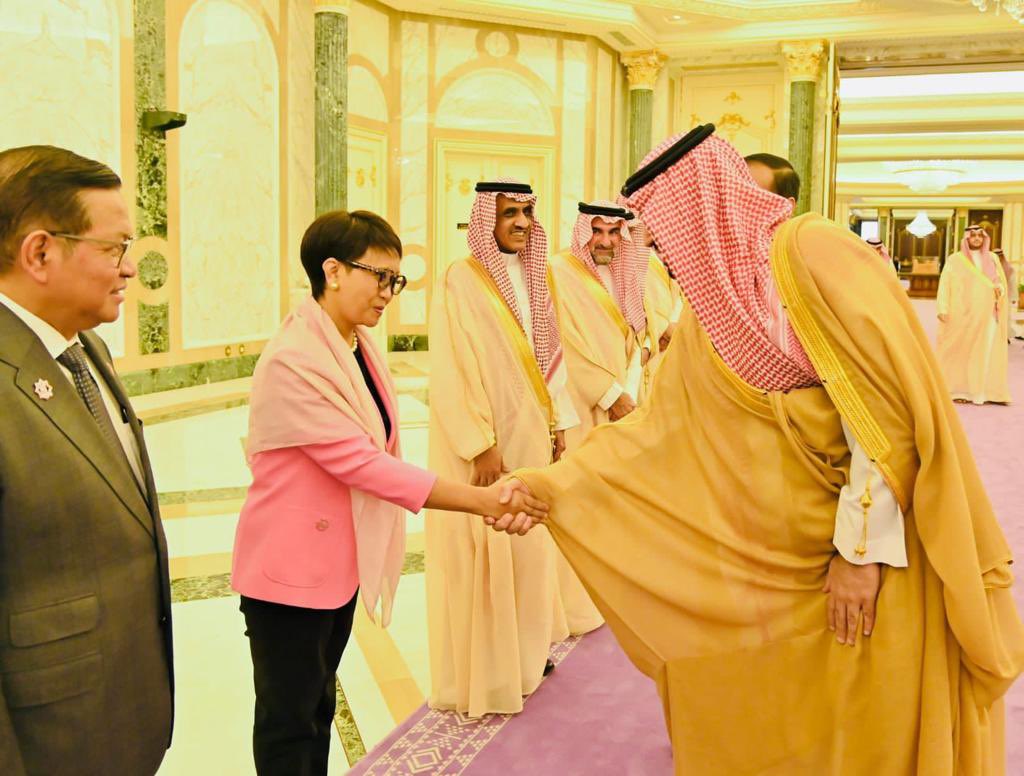 President @Jokowi was received by the Crown Prince &amp; Prime Minister of Saudi Arabia, HRH Prince Mohammed bin Salman, at the Al Yamamah Palace, Riyadh (19/10)

Both Leaders discussed on common priorities, inc’l on Palestine &amp; humanitarian situation in Gaza