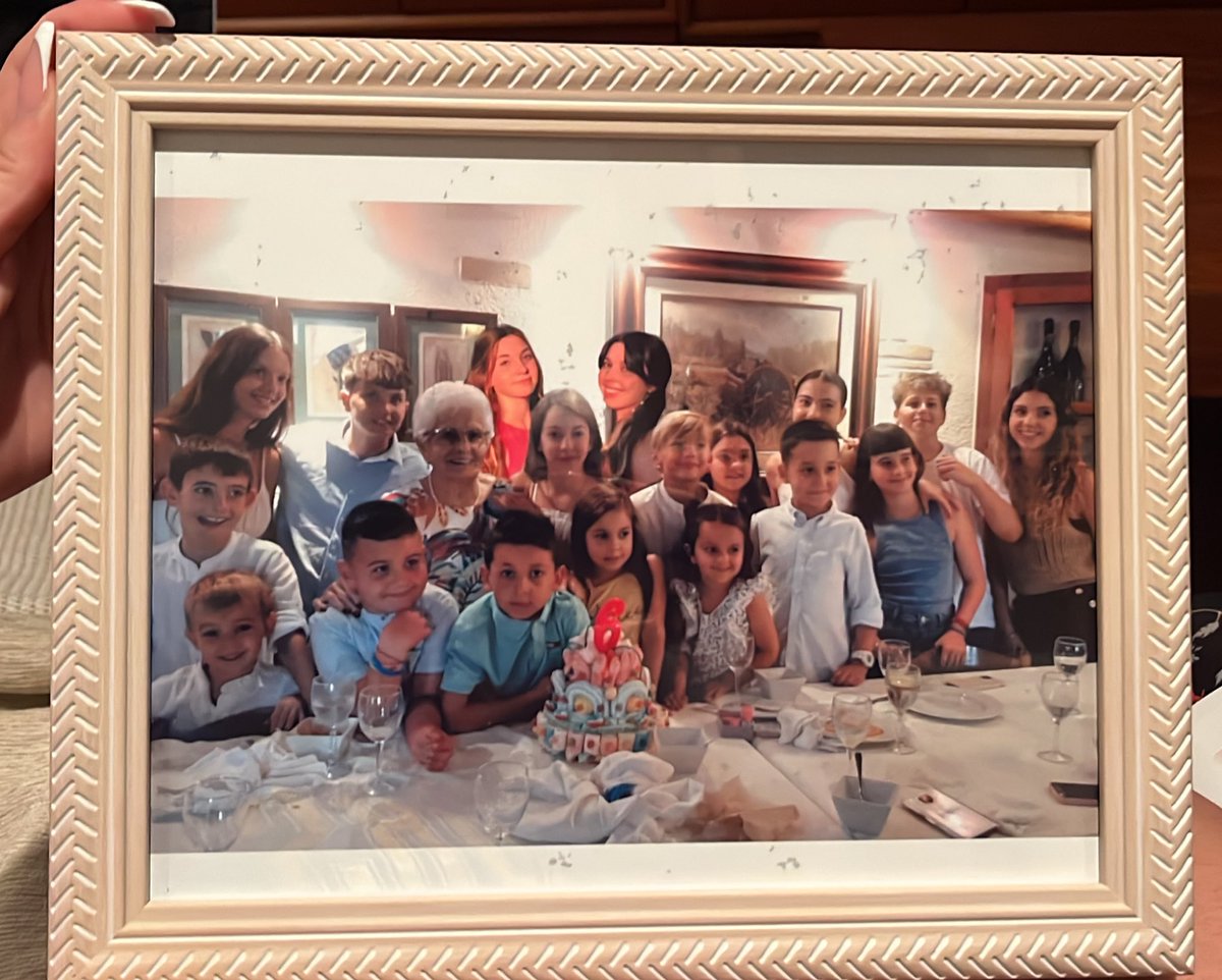 lidiavarea1's tweet photo. Seguimos…
Mi hermana y yo no vamos al cumple de mi bisabuela y hoy mi abuela me ha traído esto https://t.co/1IEQxfJRt1