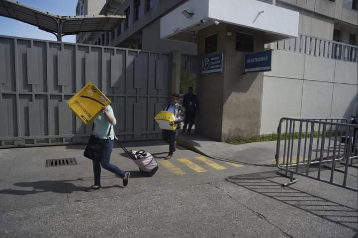 Ricigt1's tweet photo. 🚨Escandaloso: Papelería del MP es secretamente sacada en maletas, cajas y bolsas. La confianza en la institución se desmorona. ¿Qué ocurre detrás de escena? 🤨🗂️ #RenunciaYaConsueloPorras #FueraGolpistas #SOSGuatemala #CorrupciónGT 

📷Soy502 https://t.co/YyJAiTPOeA