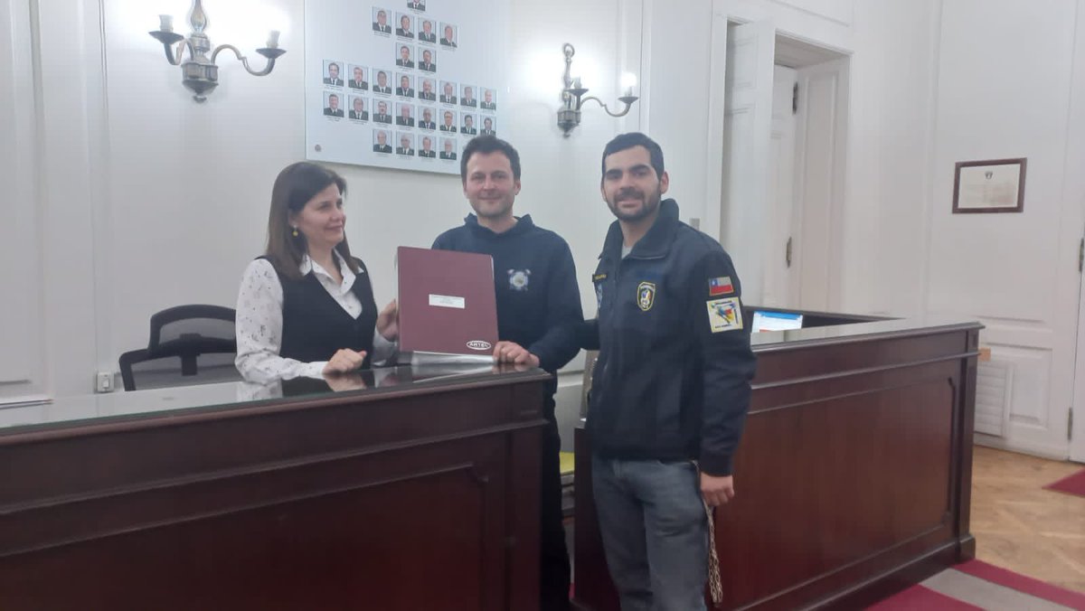 #AcreditaciónForestal el equipo de Bomberos Forestales de <a href="/bomberospucon/">BOMBEROS PUCON</a> “Rukapillan” entregó ante el SNO la carpeta documental para dar inicio a su proceso de acreditación en la especialidad. #forestal <a href="/BomberosdeChile/">Bomberos de Chile</a> #SNO