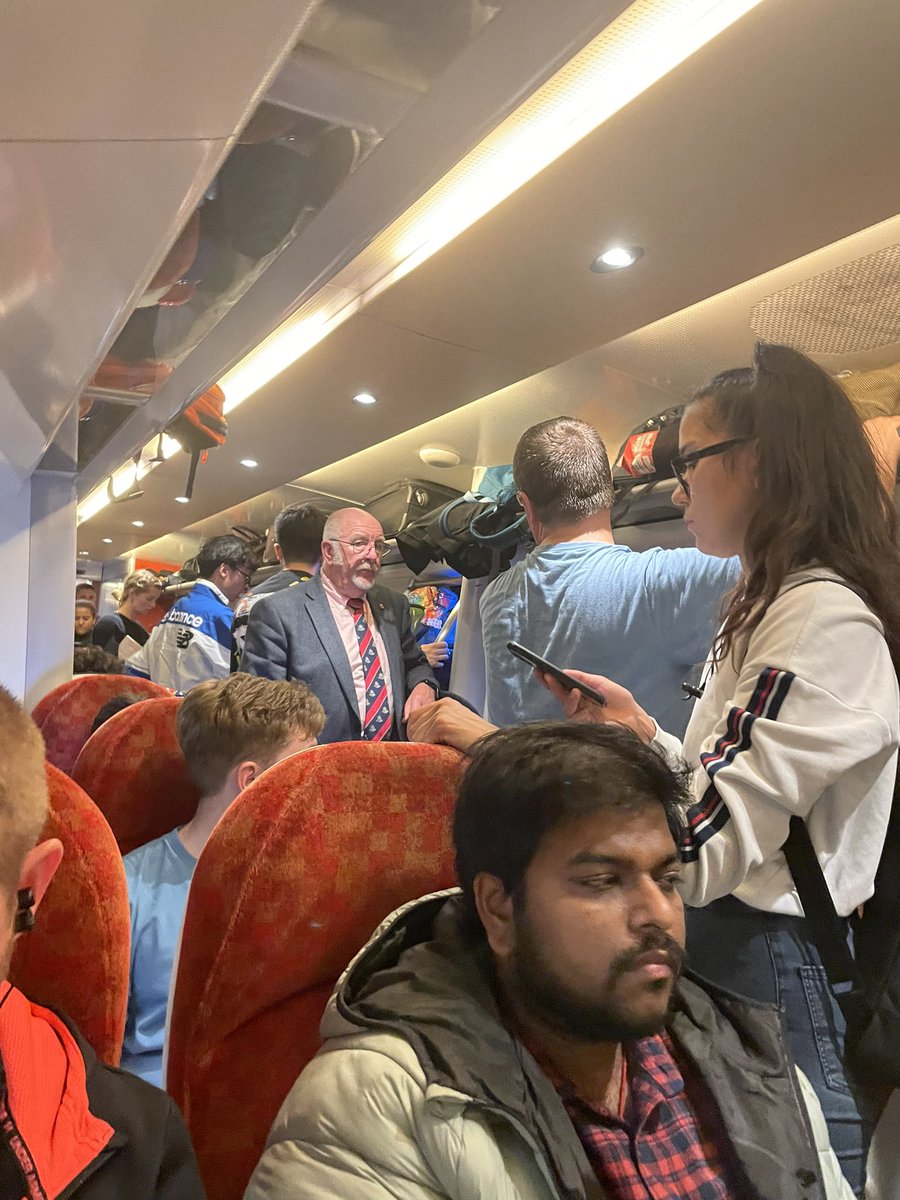 natalieh1001's tweet photo. @AvantiWestCoast The 19:07 is now dangerously overcrowded because you’ve cancelled the previous train. How is this safe?? https://t.co/Mw1B0R0cug