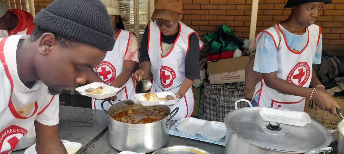 RedcrossSa's tweet image. SARCS through its volunteers continues to support those currently situated at the shelter in Bethrams, Johannesburg affected by the devastating fires which saw the loss of lives and belongings.