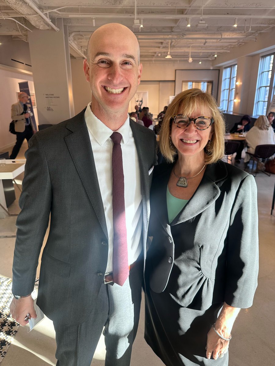 Great discussions at @BrookingsMetro @kresgefdn with Asst Sec Castillo about the role @US_EDA plays in workforce development in @MiamiDadeCounty. Thx for funding #MiamiTechWorks with @fiu & @MDCollege - giving residents the skills they need to access high paying tech jobs.