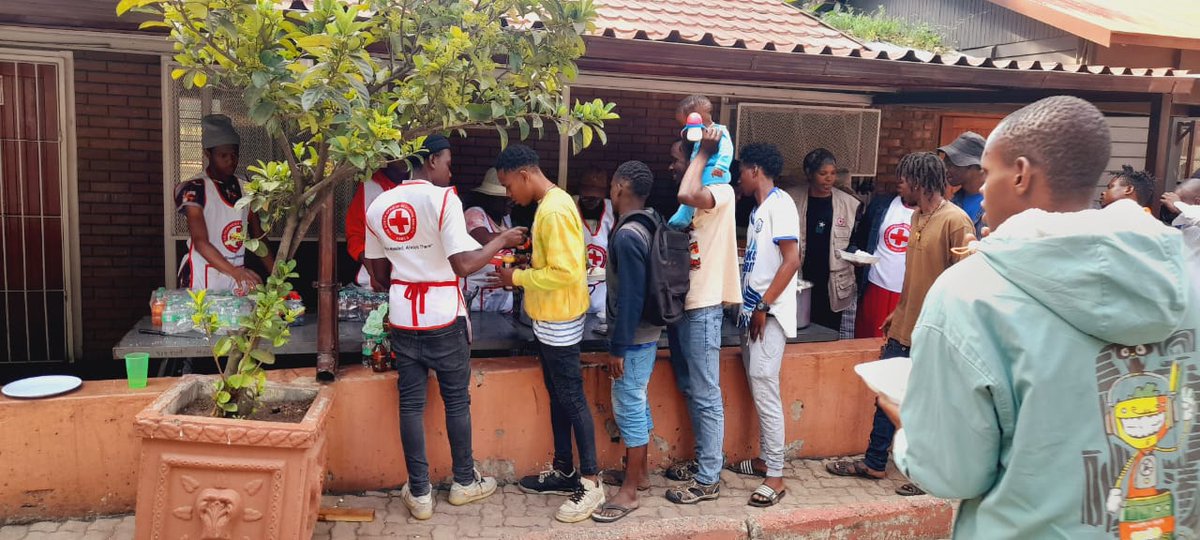 RedcrossSa's tweet image. SARCS through its volunteers continues to support those currently situated at the shelter in Bethrams, Johannesburg affected by the devastating fires which saw the loss of lives and belongings.