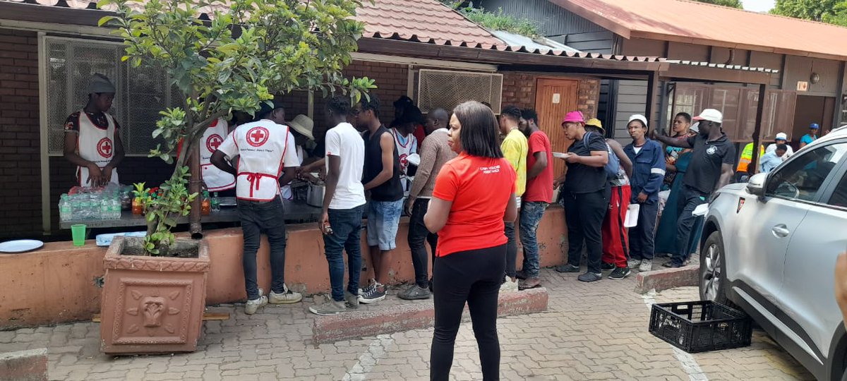 RedcrossSa's tweet image. SARCS through its volunteers continues to support those currently situated at the shelter in Bethrams, Johannesburg affected by the devastating fires which saw the loss of lives and belongings.