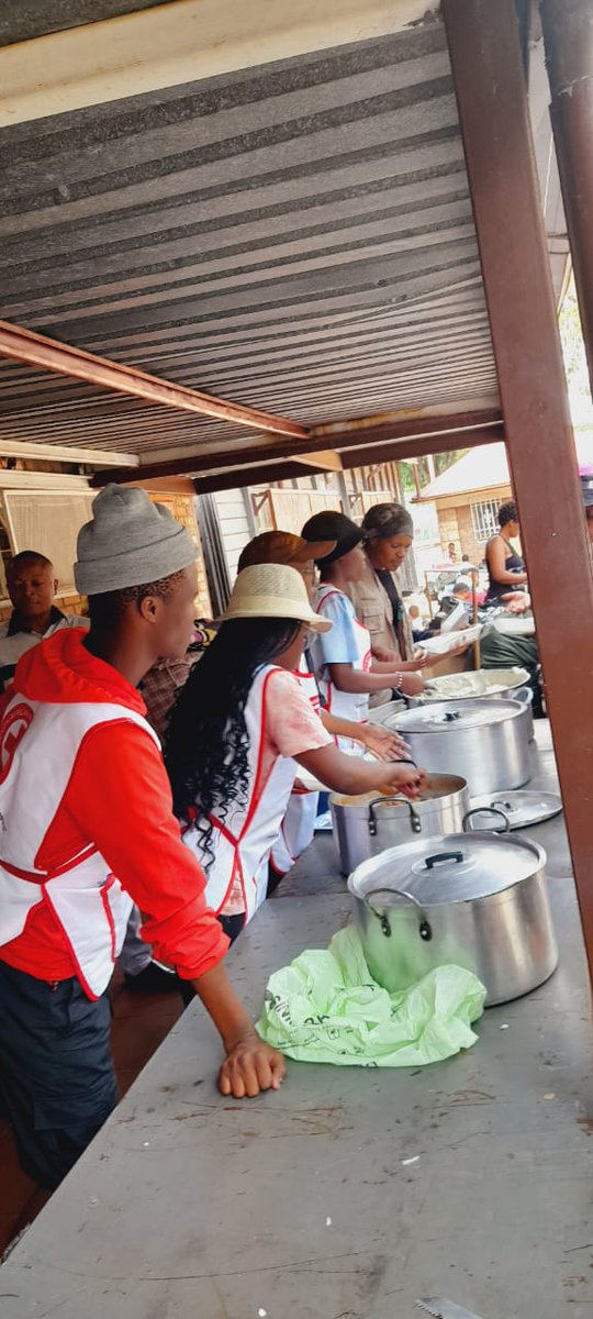 RedcrossSa's tweet image. SARCS through its volunteers continues to support those currently situated at the shelter in Bethrams, Johannesburg affected by the devastating fires which saw the loss of lives and belongings.