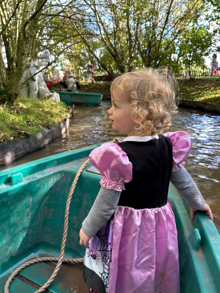Cantref's tweet photo. Ready for a pumpkin-packed adventure? Join Cantref's Pumpkin Festival! Shows and activities every 1/2 hr. Free pumpkin for every child 
Dogs Welcome

Don't miss out – secure your tickets now and create cherished memories with your loved ones
#pumpkinpatch 
https://t.co/Yo1tdKQp85 https://t.co/oVlwHAAznh