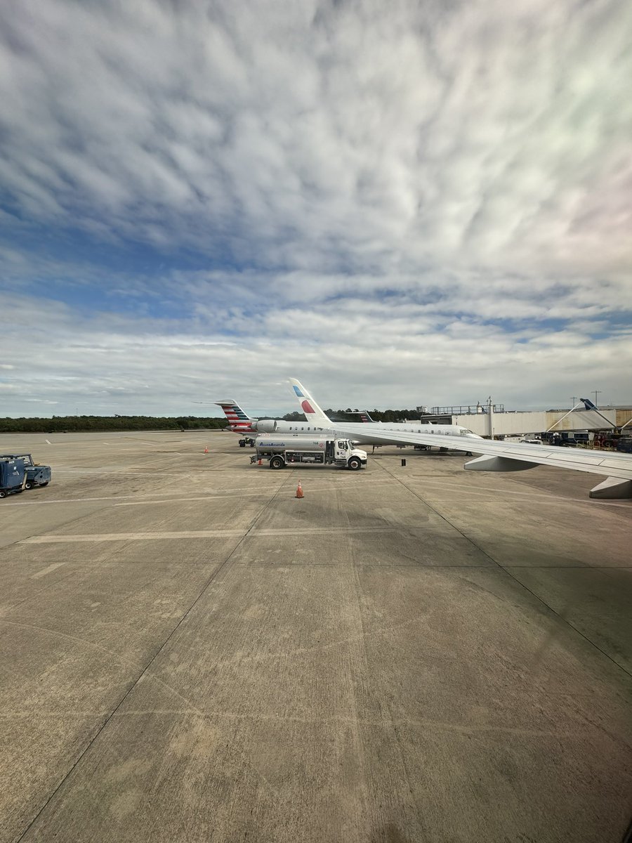 It’s a great day to fly! ✈️🌎 Comment your view! 📸🗺️ @americanair @iflyCHS #AvGeek #AirportTwitter #Travel #WindowSeat