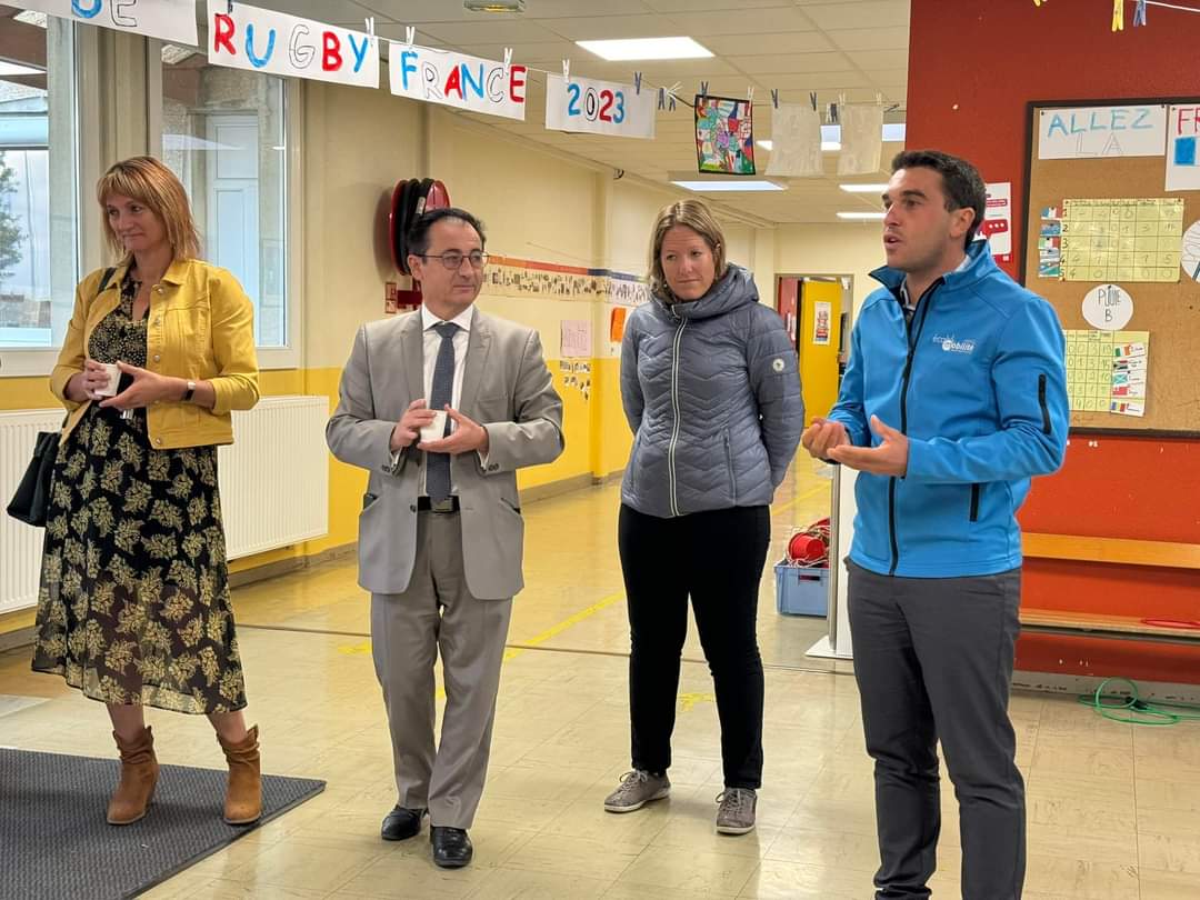MLecallier's tweet photo. Bravo aux enfants, aux parents et aux enseignants d'avoir bravé la pluie pour venir à l'école  à vélo ou à pied... et tenter de remporter le "défi mobilité" ! Une belle occasion de porter les valeurs de l'EDD et de développer l'activité physique 
@DSDEN74 @acgrenoble https://t.co/jl2pQSgDPQ