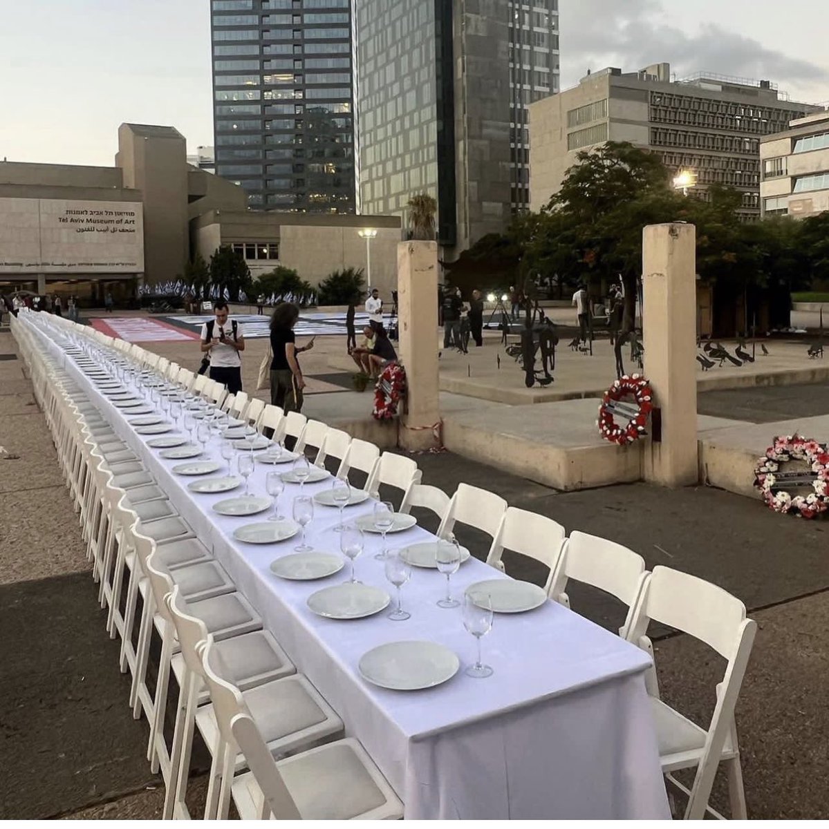Nosesiaporto's tweet photo. Esta mesa para 200 personas ha sido colocada en Tel Aviv. Estará ahí cada Shabbat hasta que esos 200 rehenes  regresen de Gaza. #BringThemBack https://t.co/sWt0ZIEnpo