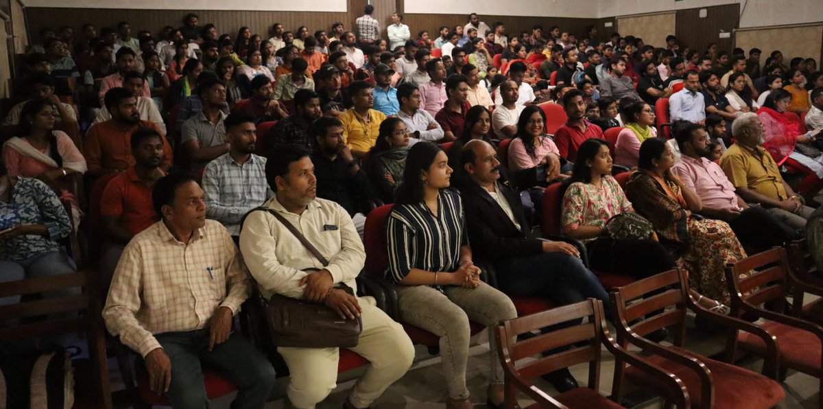 महात्‍मा गांधी अंतरराष्‍ट्रीय हिंदी विश्‍वविद्यालय में भीष्‍म साहनी की कहानी ‘चीफ की दावत’  से प्रेरित लघुफिल्‍म ‘दावत’ का प्रदर्शन विश्‍वविद्यालय के गालिब सभागार में बुधवार 18 अक्‍टूबर को कुलपति प्रो. लेल्‍ला कारुण्‍यकरा की अध्‍यक्षता में किया गया।