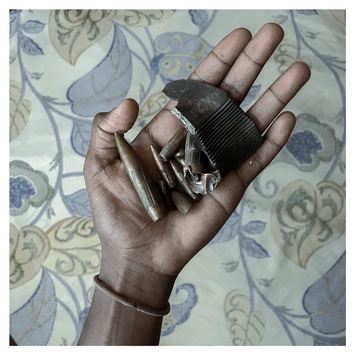 _abushama's tweet image. اكتر ٦ شهور من بدايه الحرب
انك تكون شايل كاميرا او تلفون بتصور اخطر من انك تكون شايل سلاح ، توثيق الحاصل في الحرب دي شبه مسحيل 
مستقبلنا رهن ذاكرتنا