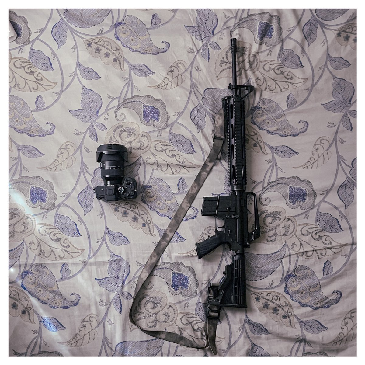 _abushama's tweet image. اكتر ٦ شهور من بدايه الحرب
انك تكون شايل كاميرا او تلفون بتصور اخطر من انك تكون شايل سلاح ، توثيق الحاصل في الحرب دي شبه مسحيل 
مستقبلنا رهن ذاكرتنا