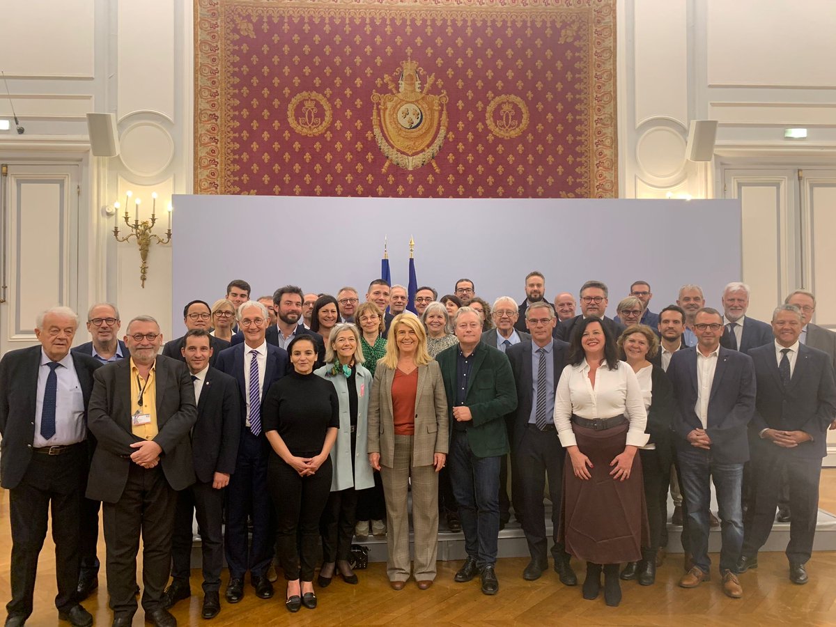 JeanZuccarelli's tweet photo. @FaureDominique notre ministre des collectivités locales a échangé hier soir avec le conseil stratégique des élus du @PartiRadical sur le travail qu’elle conduit sur les conditions d’exercice du mandat et le #statutdelelu. Notre fédé était présente Place Beauvau. https://t.co/wUMdCRFLHJ