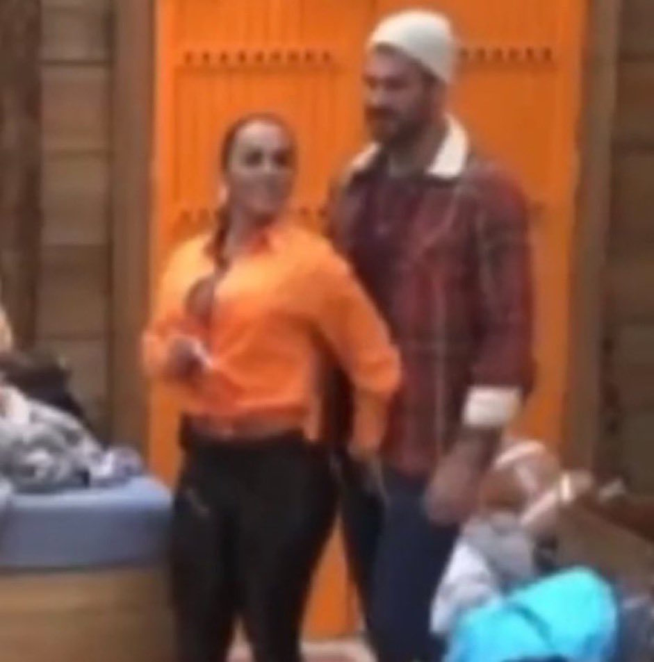 Eufd18's tweet photo. Rachel se defendendo = expulsa
Simioni assediando = normal 

A fazenda nunca será um BBB parabéns boninho pelo trabalho impecável 👏🏻👏🏻👏🏻👏🏻

#AFazenda  | Bia Miranda | dra deolane | Gretchen | Jenny Miranda | carelli #DEFESANAOEAGRESSAO https://t.co/XM6Ayloltj