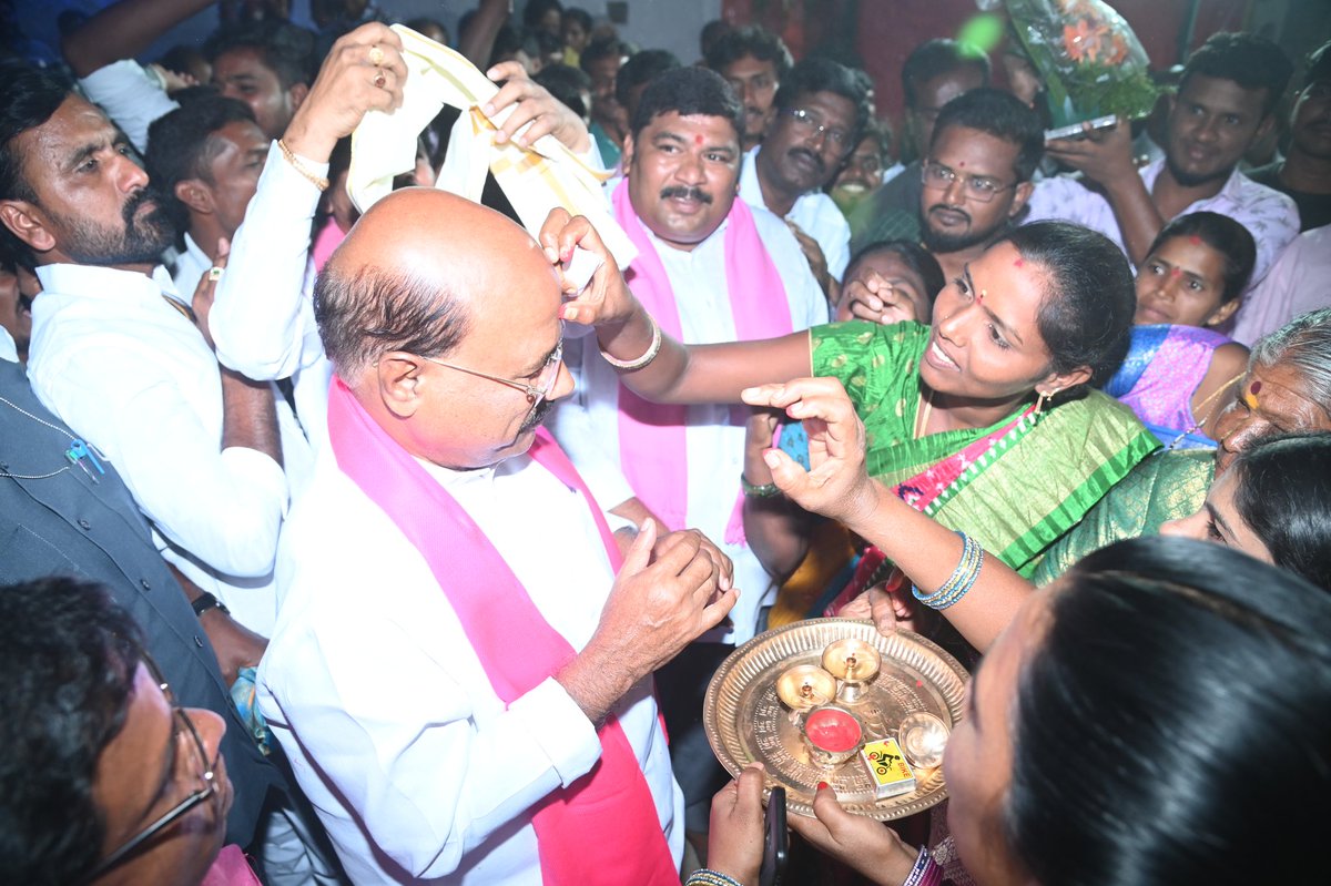 ManchireddyBRS's tweet photo. ఘనంగా స్వాగతం పలికిన గ్రామస్థులు,
మేడిపల్లికి చెందిన బీజేపీ సీనియర్ నాయకులు కోటయ్య గారు భారత రాష్ట్ర సమితి పార్టీలో చేరారు.
#KCROnceAgain #MKROnceAgain
#VoteForCar #BRSParty #ManchireddyKishanReddy #Ibrahimpatnam #VoteForDevelopment https://t.co/bF05vRDQn8