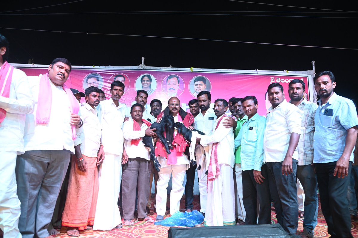 ManchireddyBRS's tweet photo. ఘనంగా స్వాగతం పలికిన గ్రామస్థులు,
మేడిపల్లికి చెందిన బీజేపీ సీనియర్ నాయకులు కోటయ్య గారు భారత రాష్ట్ర సమితి పార్టీలో చేరారు.
#KCROnceAgain #MKROnceAgain
#VoteForCar #BRSParty #ManchireddyKishanReddy #Ibrahimpatnam #VoteForDevelopment https://t.co/bF05vRDQn8